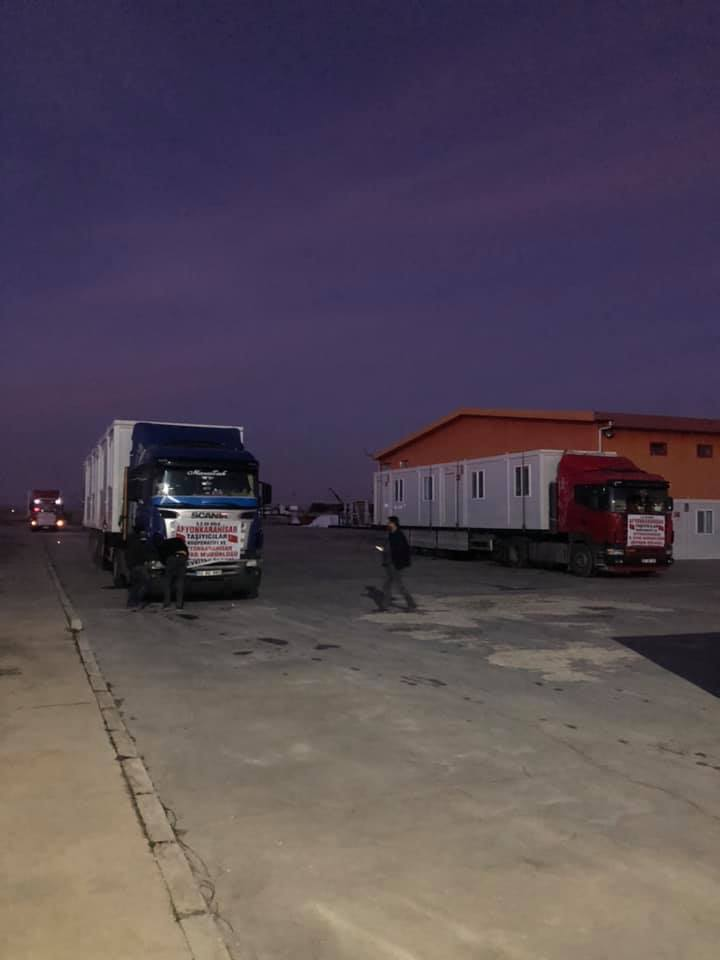 Afyonkarahisar Konteyner stok alanından #Elazığ depremzedelerinin barınmasına yönelik yaşam konteyneri transferi başladı.